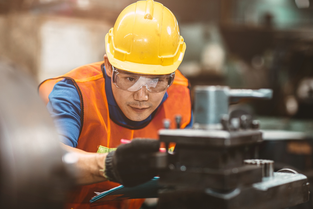 Homem representando ações preventivas para a segurança industrial